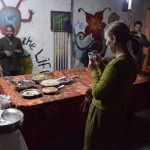 Galds uzklāts, un visi, visi (izņemot Sukhu) bildē brīnumainos ēdienus! Bet ēdieni tiešām brīnumaini! Paga, tūlīt parādīšu tuvāk, es taču arī, protams, nobildēju!