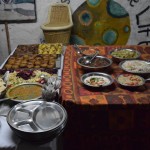 Neatceros visiem nosaukumus, bet visi kā viens (izņemot dālu, tie man nepatīk) ārkārtīgi garšīgi. Šitāda maizīte, tādi salātiņi, šitādas sēnītes, auglīši, etc, etc. Un bez visiem Sukhas un viņa eņģeļu (tā viņš sauc brīvprātīgās, jaunās Eiropas meitenītes, kas pie viņa par apteksnēm darbojas, pretī iegūstot bezmaksas naktsmītni un ēdienu) ēdieniem, arī rumāņu pāris pagatavoja savu - baklažānu salāti ar tomātiem, ķiplokiem un citronu sulu. Es vispār neesmu baklažānu cienītājs, bet šie bija brīnumaini! Mudīgi sagūglē rumāņu baklažānu salātus, un nākamajos svētkos pagatavo tieši tādus, labi?