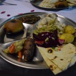 Reku mans šķīvis, re, cik daudz visa kā! Lai gan svinības nebija pārāk ilgas, es pamanījos vēl kādas 3-4 reizes uzpildīt savu šķīvi no jauna, hehe.