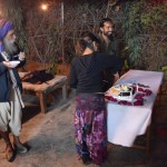 Un, protams, mums visiem labi zināmā un tradicionālā jaungada tortes griešana! Kungs kreisajā pusē ir Džoti, vīrs no Itālijas, kas te dzīvo jau vairāk nekā trīsdesmit gadu un ir ārkārtīgi apgarots. Ikdienā tērpjas tuksneša gana tērpā (ne ar ko daudz neatšķiras no "babas" tērpa), uzrunā visus vietējā Radžastānas valodā un pukojas, ja kāds viņam atbild hindi. Vispār interesants tips. Par pašu jaungadu runājot - kad pulkstenis nosita divpadsmit, tik vien kā mēs ar Karīnu un vēl viens krievu pāris aktīvi skandinājām glāzes un kliedzām "Happy New Year!". Visi pārējie, šķiet, nemaz nepamanīja, ka cits gads iestājies - kas pilnīgi appīpējies (vai saēdies Sukhas kūkas) sēž pie ugunskura un skatās tukšumā, kas ēd kūku, kas vēl kaut ko. Nu, vispār visiem tādas muļķības kā datumu maiņa ir pilnīgi vienaldzīgas, tā tik mēs ar krieviem kaut ko nesaprotami klaigājam.