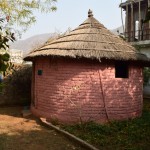 Tā izskatās Sukhas bungalo, tādus var dabūt par pavisam lētām naudām, bet tur iekšā ir tikai gulta un daudz odu. Tātad - vasarās ļoti karsti, ziemas naktīs ļoti auksti. Vēl pie katra namiņa ir piebūvēta ārējā tualete un duša ar auksto ūdeni.