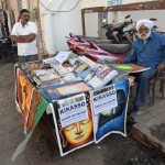 Tā, ejam izpētīt pilsētu (miestu?). Pirmais objekts ir Kikasso, indiešu Pikasso. Vietējais mākslinieks vārdā Sardars Kišans Singhs, kurš saprotamu iemeslu dēļ nekad nav gājis nekādās ar mākslu saistītās skolās, bet ļoti gribējis būt par mākslinieku, tāpēc sācis padevīgi sekot Ganēšam (kārtējais indiešu dieviņš; izskatās pēc ziloņa) un lūgt pēc iespējas kļūt par mākslinieku. 54 gadu vecumā savu iespēju arī sagaidījis - dieviņš pavaicājis, kādam māksliniekam viņš gribētu līdzināties, uz ko Kišans nekavējoties atbildējis: "Pikasso!". Ganēša, protams, devis viņam prasmes un talantu, un jauno vārdu - Kikasso. Tas ir tā kā Pikasso, tikai ar pirmo burtu no Kišana vārda, ja? Kopš tā brīža Kikasso glezno un tirgo glezniņas savā mākslas galerijā (lasi - uz galdiņa ielas malā). Puškarā nekas nav vienkārši un bez leģendām apvīta stāsta.