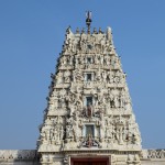 Re, kāds smalks tornītis! Lai gan varētu likties, ka šis templis ir tikpat vecs kā to apsēdusī sekta (apmēram tūkstoti gadu), bet nekā - tas būvēts divdesmitā gadsimta sākumā. Pārsvarā visi tempļi Puškarā ir salīdzinoši jauni, jo Mogulu valdīšanas laikā ļaunie musulmaņu imperatori ieradās šeit un visu sagrāva. It kā ar to vēl nepietrūktu, tieši svētā ezera malā uzbūvēja medību namiņu, no kura šāva pa visādiem zvēriem. Hinduismā taču nogalināt nav brīv! Nu, re, nav nemaz visi musulmaņi tik labi un mīļi kā mums varētu likties! Nu, jā, bet tagad Puškarā viss atkal labi, praktiski visi tempļi ir atjaunoti vai uzbūvēti no jauna, un svētceļojumi atkal var turpināties!