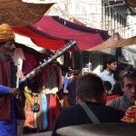 Atkal sēžam savā mīļākajā ēstuvē. Bijām arī Brahmas templī, bet tur diemžēl nedrīkst fočēt, tāpēc bilžuku nav. Tomēr gribu ātri pastāstīt, Brahmas tempļi vispār ir liels retums, Indijā kopā trīs, un vēl pārītis esot Indonēzijā. Tam, protams, ir pamatojums hinduistu svētajos rakstos. Pat vairāki pamatojumi - pagājušajā nedēļā jau stāstīju par Brahmas sievu Sarasvati, kas viņam uzlika lāstu - turpmāk tikt pielūgtam tikai un vienīgi Puškarā. Vēl ir tāds mīts, ka Brahma un Šiva kaut kad sākuši cīkstēties par to, kurš ir varenāks, un tā kā tāda milžu cīņa draudēja sagraut visas trīs pasaules (jā, trīs), trešajam galvenajam dievam Višnu nācās iejaukties - viņš pārvērtās par milzu uguns stabu, kuram nevarēja redzēt gala. No tādiem brīnumiem abi pārstāja cīnīties un izlēma izpētīt situāciju, tāpēc Brahma pārvērtās par gulbi un lidoja meklēt Višnu (šobrīd jau ugunsstaba) augšgalu, bet Šiva pārvērtās par mežacūku un devās meklēt apakšu. Līdz šim viss loģiski, ja? Nu, lūk, bet Brahma neuzlidoja līdz augšai, tā vietā noplūca ziedu, kas bija izaudzis ugunsstaba (Višnu) vidū un nonesa to Šivam kā pierādījumu, ka bijis augšā. Bet Šiva atklāja Brahmas melus un par to dikti apvainojās. Kāpēc visi vienmēr apvainojas uz Brahmu?! Tālāk Šiva uzbūra dēmonu, kurš nokoda Brahmas piekto galvu (jā, tagad viņam ir tikai četras)... Man vēl turpināt? Un ļaudis tiešām tam visam tic, haha! Bet pirms ejam tālāk, pievērs uzmanību ēstuves reklāmas saukli uz izkārtnes labajā pusē? O my God! WOW! Brīnišķīgs mārketings.