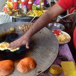 Kamēr stāstu tev par hinduisma mītiem, mūsu vīriņš gatavo mums burgerus. Re, top rāceņu kotletes! Un vēl par tiem mītiem - šādi stāsti par to, kāpēc Brahmam maz tempļu ir kaudzēm un katrs citādāks. Tas hinduismā ir gandrīz norma, nekam nav tikai viens izskaidrojums/vēsture. Es tiešām centos kaut ko no tā visa saprast, bet tas nav iespējams! Visu saprast nevar neviens, jo kopā ir vairāki miljoni (nepārspīlēju) visādu dievu, un par katru ir vismaz viens stāsts, par svarīgākajiem dieviem - divi un vairāk. Tā kā turpmāk centīšos vairs neaizrauties ar hinduistu mītiem, labi?