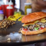 Tāds, lūk, beigās izskatās mans kartupeļu burgeris! 70 centi! nav baigi lēti, bet paskat, cik tur lietiņu iekšā!