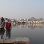 Reku ezers no otras puses. Un mēs abi kopā! Vienā bildē! Katru vakaru visādi ļaudis iet aplīti apkārt ezeram, tas arī ir tāds kā attīrīšanās rituāls. Droši vien tie, kas kaut kādas šmucītes pa dienu sastrādājuši, bet reizē ir arī pārāk slinki, lai ģērbtos nost, līstu ūdenī (un pieņemu, ka vēl pēc tam mājās atkārtoti jānomazgājas, jo ūdens neizskatās baigi dzidrais), vienkārši apiet aplīti un darīts!