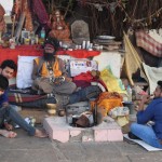 Lūk, viens no babām. Iekārtojis savu stūrīti zem liela, skaista koka. Tad nu nāk visādi indieši, runājas ar viedo vīru. Šī viedums, man šķiet, slēpjas faktā, ka viņš ir izfunktierējis - piesienot pie staba blakus savam kokam mērkaķīti, izdosies pievilināt vairāk sekotāju, līdz ar to arī vairāk "ziedojumu". Re, cik svētīgi!