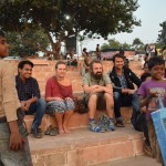 Kā uz brīdi piesēžam, klāt ir draudzēties gribētāji. Studentiņi (tie, kas sēž mums blakus) gan galu galā izrādījās pavisam labdabīgi un itin neko no mums negribēja. Mazie bērneļi gan tieši otrādi - samācījušies mazliet angliski, un nu tik apvārdos! Bet nekā!