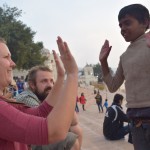 Karīna gan ir iemācījusies labu triku - arī šajos aukstasinīgajos aprēķina krāpniekos iekšā mīt mazs bērnelis. Izdarot pareizas kustības un pasakot pareizos vārdus, viņus var ievilināt visādās plaukstiņspēlēs, tad uzreiz iekšējais bērnelis ir ārā! Un paskat, cik viņam priecīga/laimīga seja! Puisīti uzreiz paliek žēl - viņš taču patiesībā gribētu skriet un diet, un spēlēties, visticamāk vecāki ir tie, kas piespieduši viņu izvēlēties šādu dzīvesveidu. Ai, ai, bēda!
