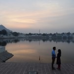 Reku jums vēl viens saulriets (saulīte gan pamanījās jau aizkrist aiz malas) un romantisks pārītis! Mēs ar Karinčiku, izrādās, neesam vienīgais romantiskais pārītis, kas iet uz Puškaras saulrietiem, haha.