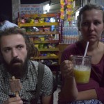 Pēc saulrieta atkal uzvelkam nopietnās/svarīgās sejas un ieturam svaigo sulu un saldējumu vakariņas. Patiesībā šo veikaliņu pa ceļam uz mājām apmeklējām bieži, jo tur bija mīļi un godīgi saimnieki. Zini, kāpēc?