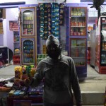 Tāpēc, ka sikhi! Šis jaunskungs, viņa brālis un abi vecāki darbojas mazajā biznesā, un viņiem labi iet no rokas. Miljons gadu atpakaļ jaunskunga vecāki ieradušies no Pakistānas, apmetušies šeit un atvēruši mazu lāviņu. Re, kā ar godīgu biznesu izauguši līdz kārtīgai bodei! Malači!