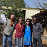 Laiks pamest Sukhu un viņa viesmīlību. Uz atvadām Sukha mums uzkabina skaistas ziedu krelles (no īstiem ziediem!!!) un uzkrāso sarkanos bumbuļus (tos sauc par "Bindi") starp uzacīm. Lai gan agrāk tiem ir bijusi svarīga reliģiska nozīme, mūsdienās jau visādi ķēmi (arī rietumnieki) krāso tādus, jo smuki. Pieņemu, ka daļa hinduistu nemaz īsti nezina bindi vēsturi un nozīmi. Tāpēc arī neiedziļināšos.