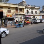 Katiņa un Sukhas šoferis iesēdina mūs autobusā uz Adžmēru. Man patīk, ka visās autobusu pieturās stāv vīriņi ar augļu ratiem, un, tikko autobuss piestāj, tie piebrauc klāt un pa logiem iztirgo savu produkciju. Arī mēs nopirkām kaudzīti banānu - priekšā ilgs brauciens. Lai gan kopā tikai kaut kādi 15 kilometri, ceļā jāpavada vairāk nekā stunda, jo kalni.