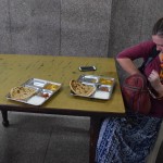 Adžmēras stacijā ierodamies apmēram 15 minūtes pirms paredzētā izbraukšanas laika, bet, tā kā vēl šorīt neesam ēduši un brauciens līdz Džaipūrai būs vismaz 5 stundas garš, ieskrienam stacijas ēdnīcā un pasūtām to, ko visātrāk var pagatavot - kartupeļu parathas. Kopā par abiem samaksājam apmēram 50 centu, ļoti labs darījums. Starp citu, mums jau tā ir iegājusies gandrīz par tradīciju - pirms kāpt ilgos vilcienos vai autobusos, paēdam pēc iespējas aizdomīgākā vietā. Varbūt tā uzreiz nav saprotams, kāpēc tas nav prātīgi, tāpēc paskaidrošu - Indijā jābūt konstantā gatavībā sasirgt ar straujā vēdera kaiti, un, piemēram, autobusos īsti nav iespējas apmeklēt tualeti vairāku stundu garumā.