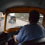 Ierodamies Džaipūrā, un uzreiz sadīlojām tuktuku, kas aizvedīs mūs līdz jau iepriekš nobukotajam hostelim par labu cenu. Tagad jau esam piešāvušies pie neķītrajiem indiešu krāpniekiem, īsti neņemam viņus nopietni, kas palīdz nokārtot pavisam labas cenas - dažreiz pat zemākas nekā tām būtu jābūt. Šeit, piemēram, par braucienu samaksājām 60 rūpijas, lai gan vēlāk hostelī uzzinājām, ka normālā cena no/līdz stacijai ir 80 rūpijas. Re, kādi mēs varoņi, haha!