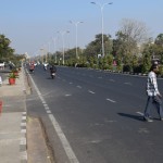 Izkāpjot Džaipūras gandrīz centrā, izskatās, ka Indija pēkšņi ir pavisam normāla un civilizēta valsts. Te, piemēram, ir trotuāri/gājēju celiņi, kas, kā novērojumi parāda, liecina par civilizācijas pakāpi, hehe. Džaipūra ir Radžastānas štata galvaspilsēta un ar saviem pieticīgajiem 3.5 miljoniem iedzīvotāju desmitā lielākā pilsēta Indijā.