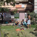 Nometam hostelī somas un pa taisno dodamies uz Džaipūras fortu. Patiesībā tas ir Amēras forts, bet, tā kā gana tuvu Džaipūrai, bieži vien tas tiek saukts vienkārši par Džaipūras fortu. Nu, lūk, un, paejot gabaliņu nost no centra, uzreiz atkal ir vecā Indijas aina - ļaudis atraduši kaut kādu tekošu ūdeni ielas malā, turpat tā arī mazgājas. Visa ģimenīte kopā!