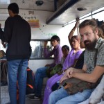 Šādi izskatās pilsētas autobuss Džaipūrā. Būdami taupīšanas režīmā, atsakāmies no visiem tuktuku un takšu pakalpojumiem, jo ar vietējo autobusu līdz fortam var tikt par teju desmit reizes mazāku summu. Tomēr tas aizņem arī desmit reizes vairāk laika, jo autobuss nekad īsti nepārsniedz 10-15km/h ātrumu, un konduktors, izkāries pa atvērtajām durvīm, nemitīgi skandē: "Amēr, Amēr, Amēēēēēēr," tādējādi cenšoties ievilināt transportlīdzeklī pēc iespējas vairāk ļaužu. Starp citu, tas galamērķu saukšanas ritms, kur pilsētas nosaukums tiek saukts tieši trīs reizes, un pēdējā no trim tiek pastiepta daudz garāka, ir nemainīgs jau kopš Irānas. Tā laikam kaut kāda starpkulturāla lieta.