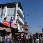 Lūk, arī Amēras mošeja. Izskatās vairāk pēc daudzdzīvokļu mājas ar balkoniņiem, bet dekoriņi un miniatūrie minareti tomēr norāda uz ēkas patieso funkciju. Iekšā diemžēl netikām ielaisti, jo sievietēm tāds prieks ir liegts, bet mēs taču esam nedalāma komanda!