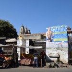 Publiskās skolas plakātiņš ar puskailu, uzkačātu kungu. Es tā saprotu, ka attēlā redzamais kungs, "The Great Khali" viesosies skolā un stāstīs par saviem panākumiem, kas gan tāpat jau liekas jocīgi pats par sevi, bet vēl jocīgāka ir attēla izvēle. Būtu vismaz piesedzies!