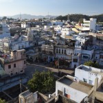 Tālāk Katiņa ved mūs uz savām slepenajām vietiņām, piemēram, šo - restorāna "The Wall" (patiesībā precīzu nosaukumu neatceros, bet tas noteikti bija kāds no Pink Floyd albumu nosaukumiem) jumta terasi, no kuras smuki var pārredzēt visu pilsētu, un izpētīt, ko tad Puškaras iedzīvotāji dara uz saviem jumtiem. Bez Katiņas, protams, šādu vietu nekad nebūtu atraduši. Paldies, Katiņa!