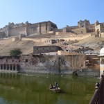 Pirmais skats uz Amēras/Džaipūras fortu. Diezgan iespaidīga būve. Šis forts, kopā ar vēl pieciem uz šīs pašas kalnu grēdas esošajiem, protams, ierakstīts UNESCO pasaules mantojuma sarakstā. No šī cietokšņa ir pat izveidots pazemes tunelītis līdz Džaigaras fortam (viens no tiem pārējiem pieciem), lai ziepju gadījumā var pa kluso notīties. Ziepes gan tā arī nekad nepienāca. Vispār, apmeklējot diezgan pieklājīgu cietokšņu skaitu, man sāk likties, ka parasti tiem piemīt tik vien kā preventīva funkcija. Reti, kad nākas dzirdēt stāstu par to, kā forta iemītnieki lepni atsituši neskaitāmus iebrucēju karapulkus.