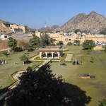 Pirms uzrāpšanās galvenajā cietokšņa daļā, priekš ir šāds smuks parciņš. Reku var redzēt, kā viņi cenšas parciņu laistīt un uzturēt zaļu, bet līdz galam kaut kā nesanāk. Tomēr, salīdzinot ar to, kas redzams ārpus cietokšņa, šeit vienalga ir ļoti skaisti un zaļi!