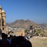 Izskatās, ka mēs atkal neesam vienīgie forta apmeklētāji, haha. Nu, jā, statistika liecina, ka gadā to apmeklē apmēram 1.7 miljoni ļaužu, tas būtu četri ar pusi tūkstoši vidēji dienā. Te izskatās vairāk. Bet paskaties tur tālāk kalnos, re, kāda varena pilsētas siena! Izskatās drīzāk pēc kaut kāda Ķīnas mūra!