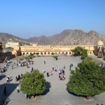 Pirmais laukums iekšpus cietokšņa mūriem. Te agrāk notika svinīgās parādes par godu nupat izcīnītajām uzvarām, tur radžputu karotāji izrādīja iekarojumos sazagtās lietas, un vispār svinēja. Iespēja noskatīties visu ļembastu bija ne tikai Maharadžām un citiem svarīgiem kungiem, bet arī galma sievietēm(!). Viņām bija sataisīti speciālie granīta restu logi, kas pavērsti uz laukumu - tā, lai dāmas var visu pārredzēt, bet zaldāti-kārumnieki sievietes no laukuma neredz.