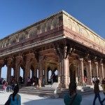 Biļetes pārbaudītas, esam iekšā pirmajā galma pagalmā (līdz šim nekad nebiju iedomājies, ka vārds pagalms sastāv no pa un galms). Attēlā redzamā ēka, šķiet, ir publiskā audienču zāle. Vai arī Sila Devi templis. Es nekādi nevarēju saprast, kurš ir kurš. Šis vairāk izskatās pēc zāles nevis tempļa, tomēr es labāk gribu pastāstīt par templi - Radžputu Maharadžas, sākot ar Maharadžu Mansinghu sešpadsmitajā gadsimtā, līdz pat divdesmitā gadsimta astoņdesmitajiem gadiem šeit lūdzās un veica bifeļu upurēšanas rituālu. Jā, pat astoņdesmitajos gados augstdzimušie (kas jau pats par sevi liekas absurds termins mūsdienās) drīkstēja šeit publiski upurēt bifeļus, tādējādi nodrošinot sev gaišāku nākotni!