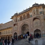 Aiz šiem vārtiem, kas nosaukti hinduistu dieva Ganēša (tas ir tas, kas izskatās pēc ziloņa, ja?) vārdā, arī beidzas publiskās telpas. Tālāk viss tikai Maharadžam un viņa tuvākajiem ļaudīm. Un, izrādās, tālāk ir TIK daudz telpu, ka mēs nemaz visas nepaguvām izstaigāt. Inčīgi, ka šie vārti uzbūvēti tādā islāma mākslai raksturīgā manierē (ceru, ka īstenie mākslas un arhitektūras zinātāji tagad mani nenozākās, jo šo secinājumu izdarīju, balstoties uz saviem personīgajiem novērojumiem), bet nosaukti par godu hindu dieviņam, nevis visuvarenajam.