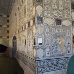 Tikko iznāc cauri vārtiem, priekšā spoguļu istaba jeb privāto audienču zāle. Atkal viss vienos spoguļos, lielos un mazos. Daži pat tik lieli, ka mierīgi var paspoguļoties, ko Karinčiks tieši šobrīd arī dara. Šeit Maharadžas uzņēma savus tuvākos ļaudis. Karstajās vasarās visas spoguļu zāles ieejas (trīs no četrām sienām praktiski ir vieni vienīgi arkveida atvērumi) tika aizslēptas no saules ar īpaša auga (Khas) sakņu aizkariem. Saknes ik pa brīdim tika aplaistītas ar ūdeni, līdz ar to zālē bija patīkami vēss un smuki smaržoja pēc aromātiskajām saknēm. Iedomājies, ja tu drausmīgā tropu karstumā aizkabini savu vienīgo logu ar rāceni un pa brīdim aplaisti to ar ūdeni! Man šķiet, ka tur vis nekāda vēsā un smaržīgā pasēdēšana nesanāk, bet, nu, katram jau savs.