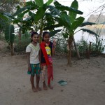 Baskāju džungļu bērni sagaida baltādainos sikspārņu vērotājus.