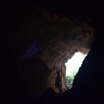 Pēc kaut kādas pus stundas ņemšanās pa tumšo alu, atkal atrodam izeju klints otrā pusē! Urā!