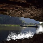 Paskaties, cik skaisti! Nuja, braucam zem klints, zem tās pašas klints, kurā nupat gājām caur alu.