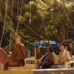 Katrs apsējis saitīti ap galvu, tādējādi savienojoties ar pārējiem lūdzējiem. Tik forši!